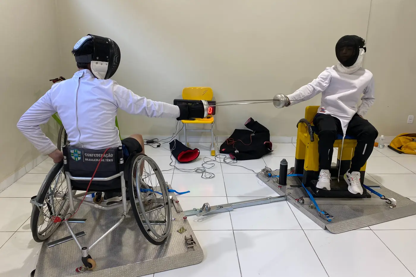 Atletas em ação durante treino no Centro Didático Avertino Ramos, onde a paraesgrima passou a integrar a programação