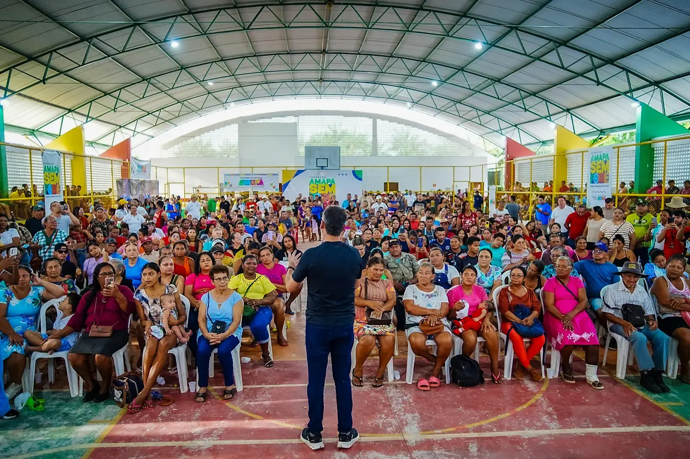 Governador Clécio Luís discursa para um ginásio lotado, destacando o compromisso do Estado com a segurança alimentar