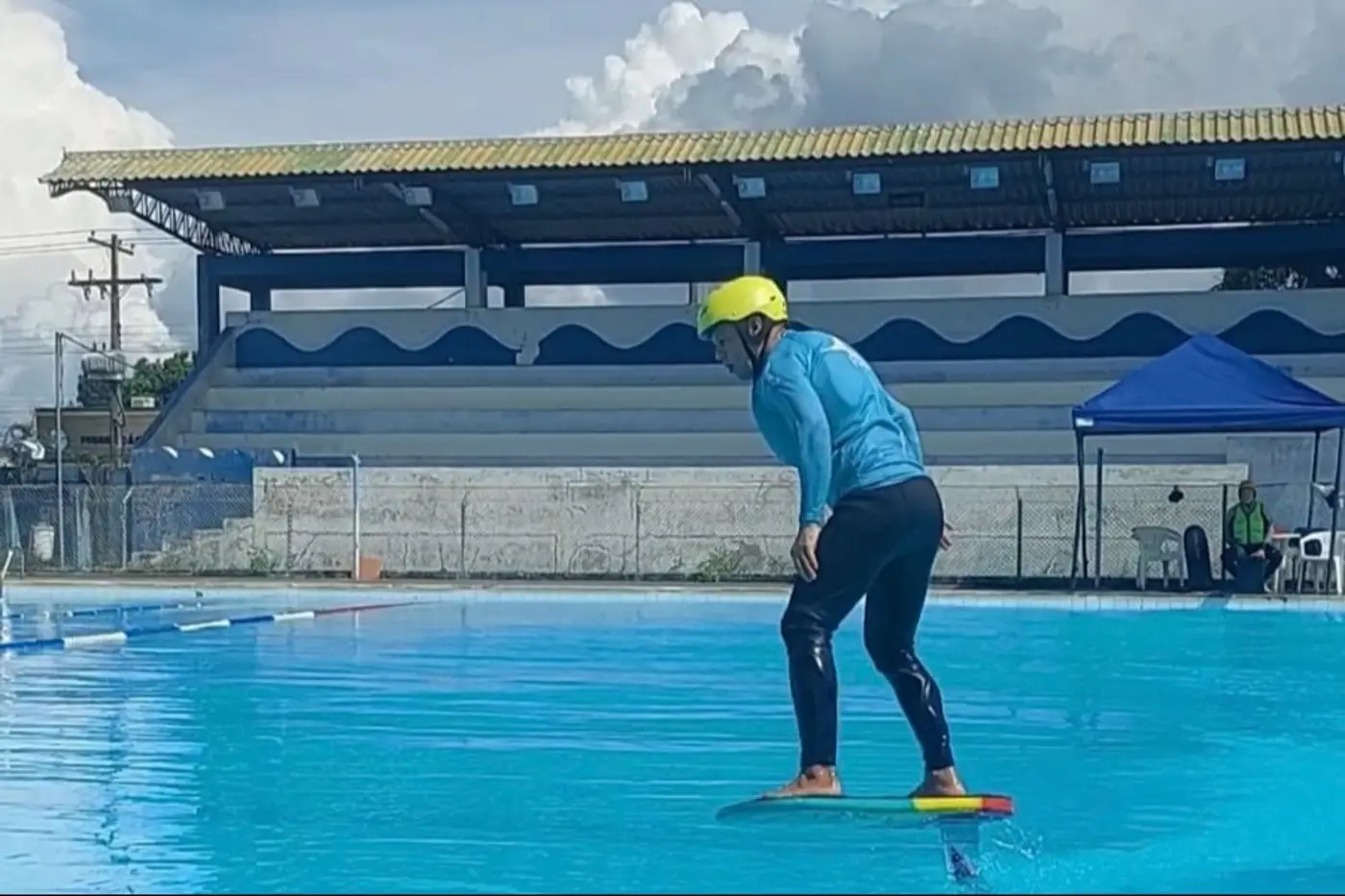 Atletas durante treino de Pump Foil na Piscina Olímpica do Estado, em Macapá. A modalidade é considerada uma inovação no cenário esportivo nacional
