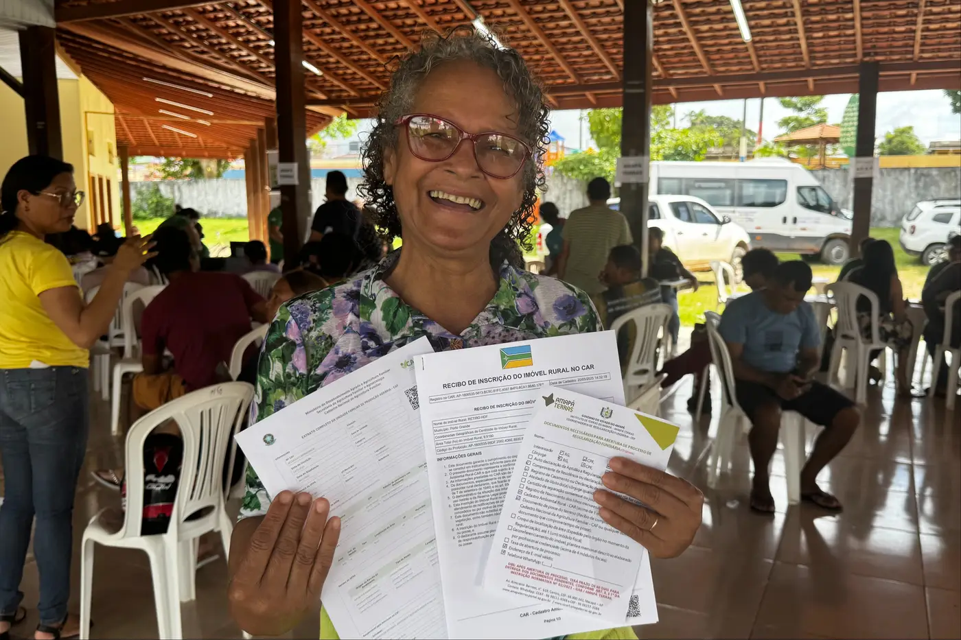 Lindomar da Silva, agricultora da comunidade Campo Verde, comemora regularização ambiental
