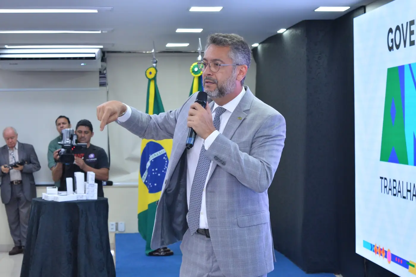 Governador Clécio Luís durante entrega de 75 celulares ao Ciodes para modernizar a Segurança Pública do Amapá