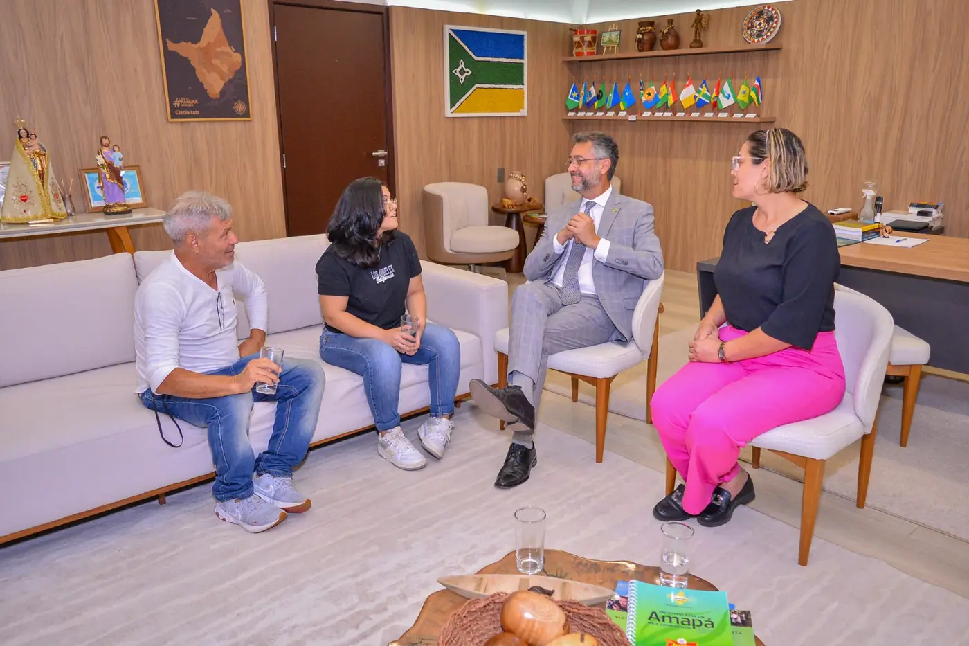 Governador Clécio Luís recebe a atleta Iandra Sabattine no Palácio do Setentrião, em Macapá