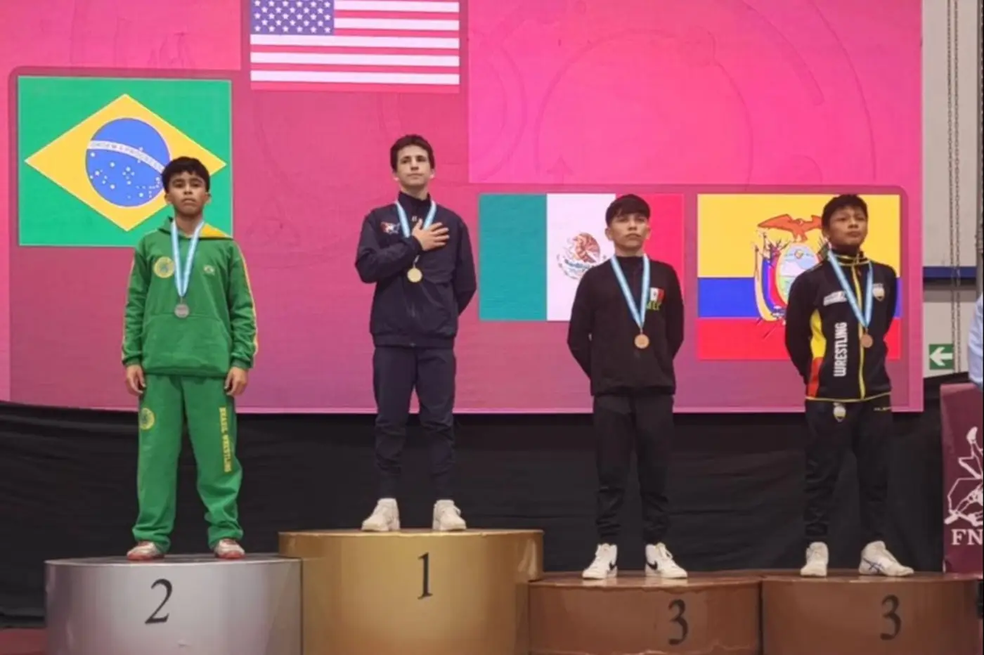 Jorge “Pandinha” celebra a conquista da medalha de prata no pódio do Campeonato Pan-Americano Sub-15 de Wrestling