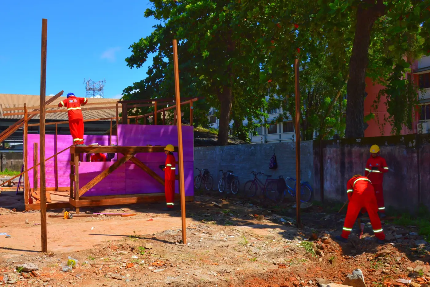 Após a etapa de demolição da antiga estrutura, as frentes de trabalho realizam os serviços iniciais