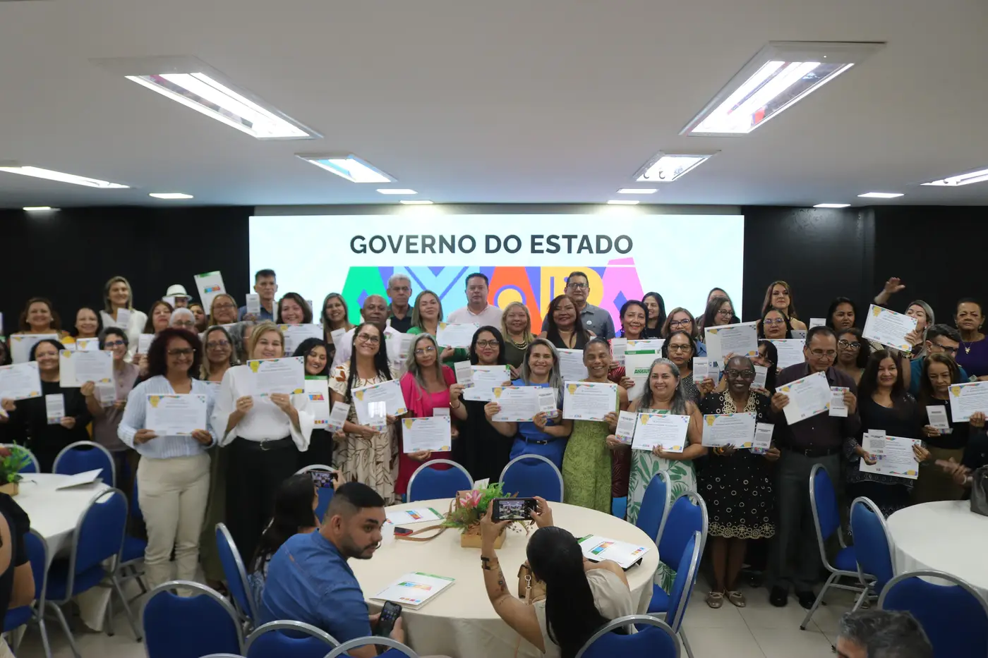 Os profissionais foram homenageados com certificados e troféus