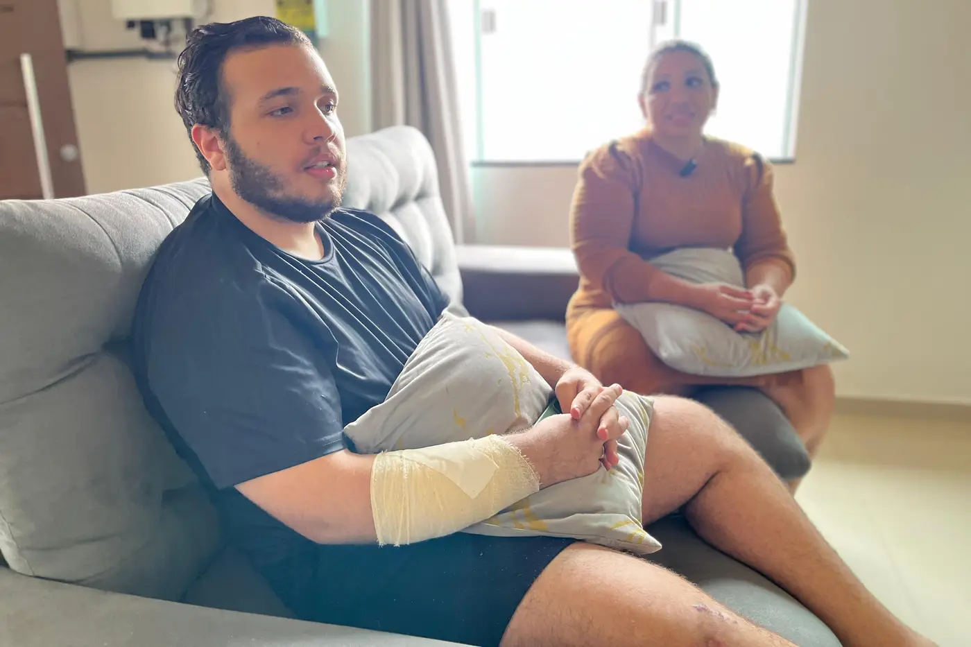O jovem empresário, Hugo Maciel, e a mãe Suzy Alfredo, em recuperação já em casa