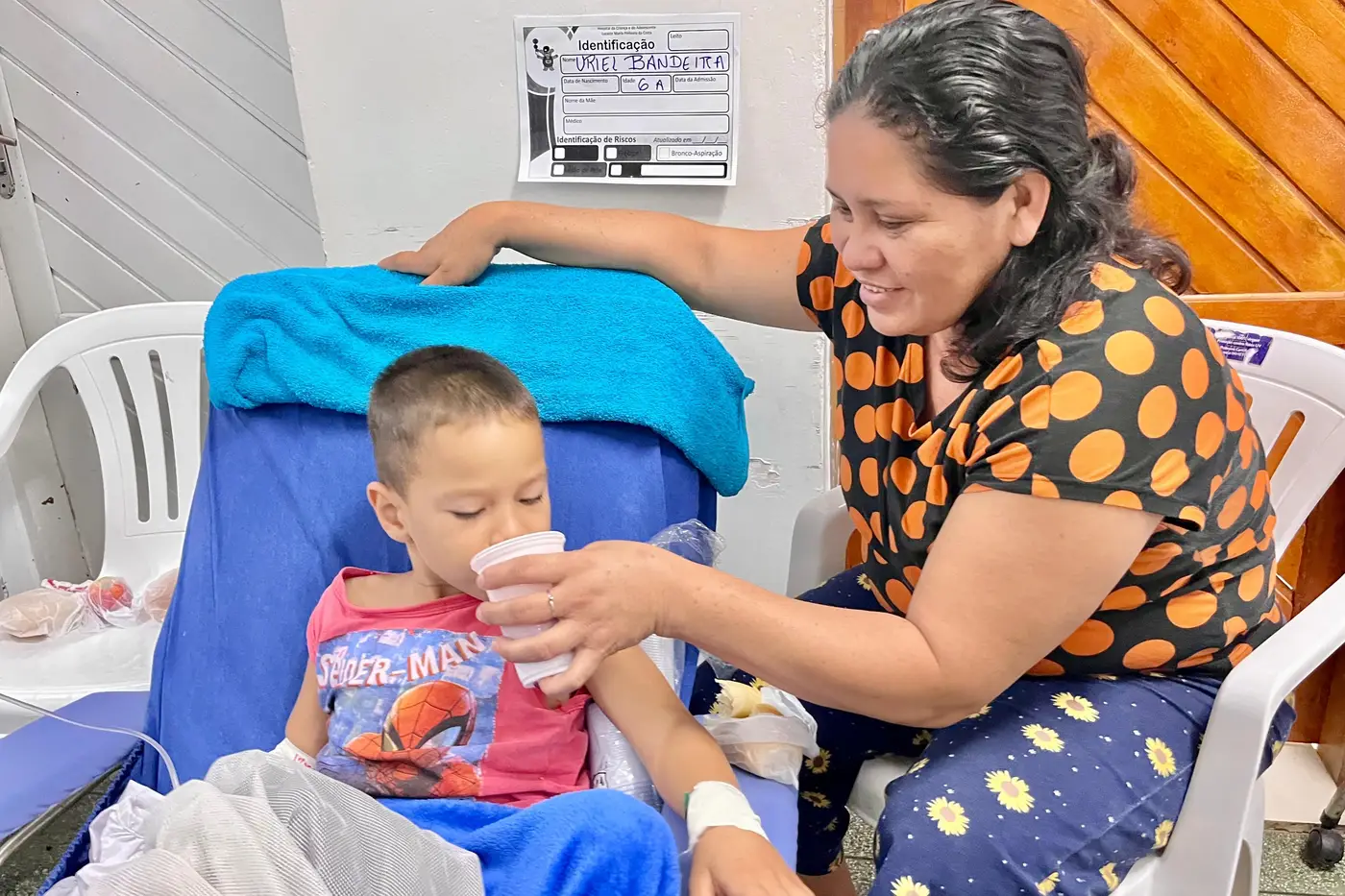 Nelvelis Bandeira e o pequeno Uriel Bandeira, de 6 anos, internado há quatro dias no hospital apresenta seletividade alimentar
