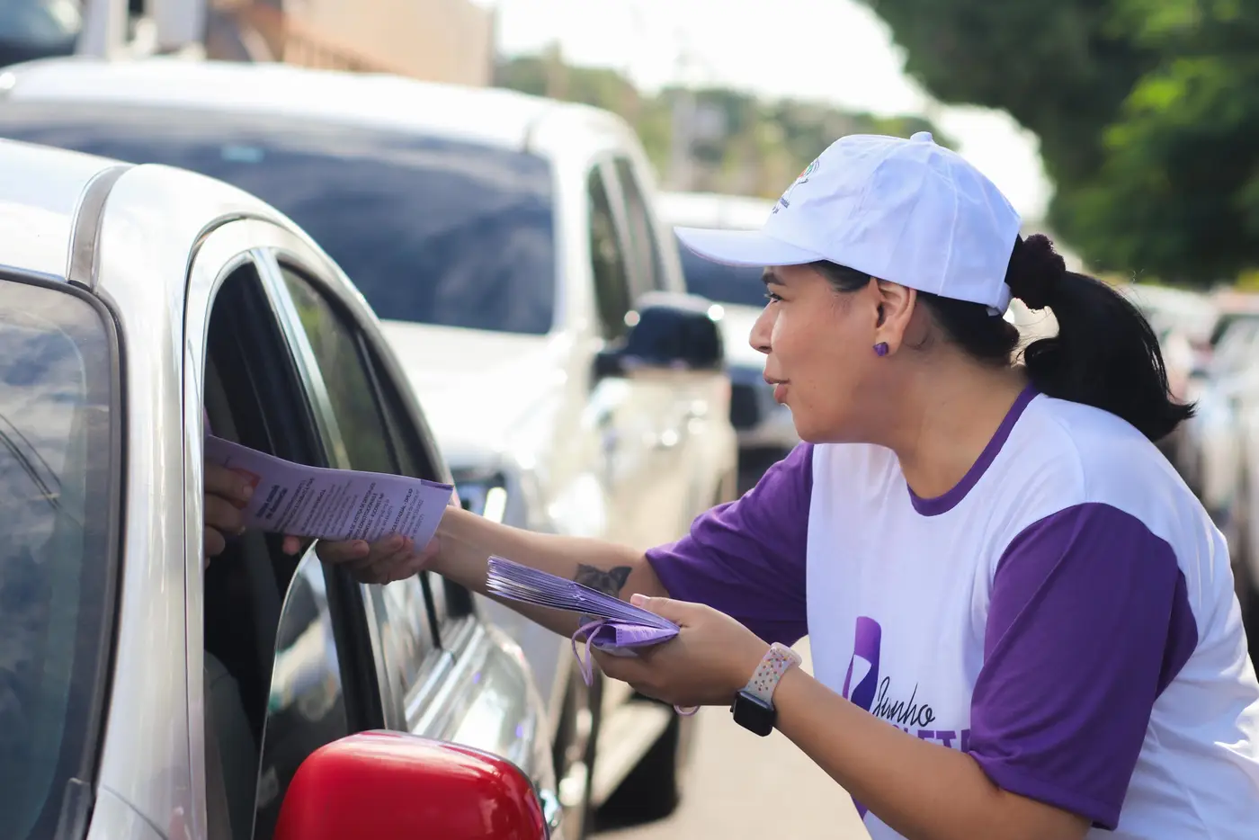 Material educativo sobre a campanha ″Junho Violeta″ é distribuído