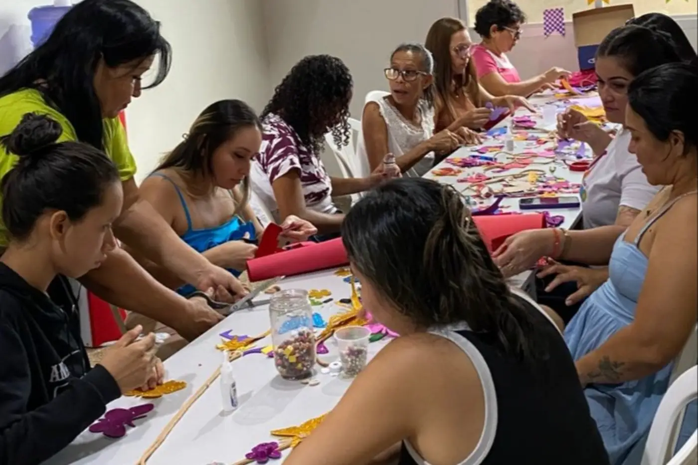 Mulheres atendidas pelo Cram participam de oficina de artesanato