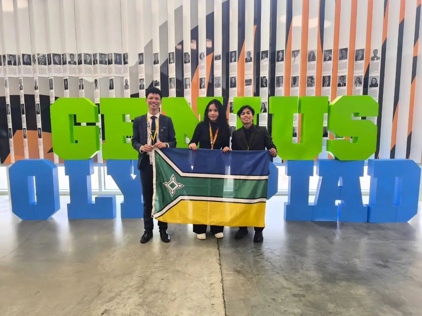 Os estudantes Carlos Antony, Guilherme Alvim e Débora Almeida na Genius Olympiad