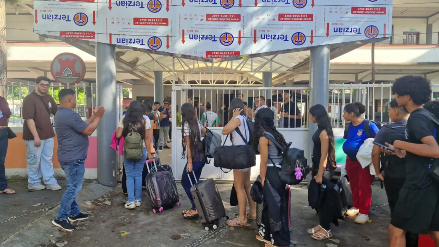 A primeira delegação com 76 estudantes chegou de Vitória do Jari