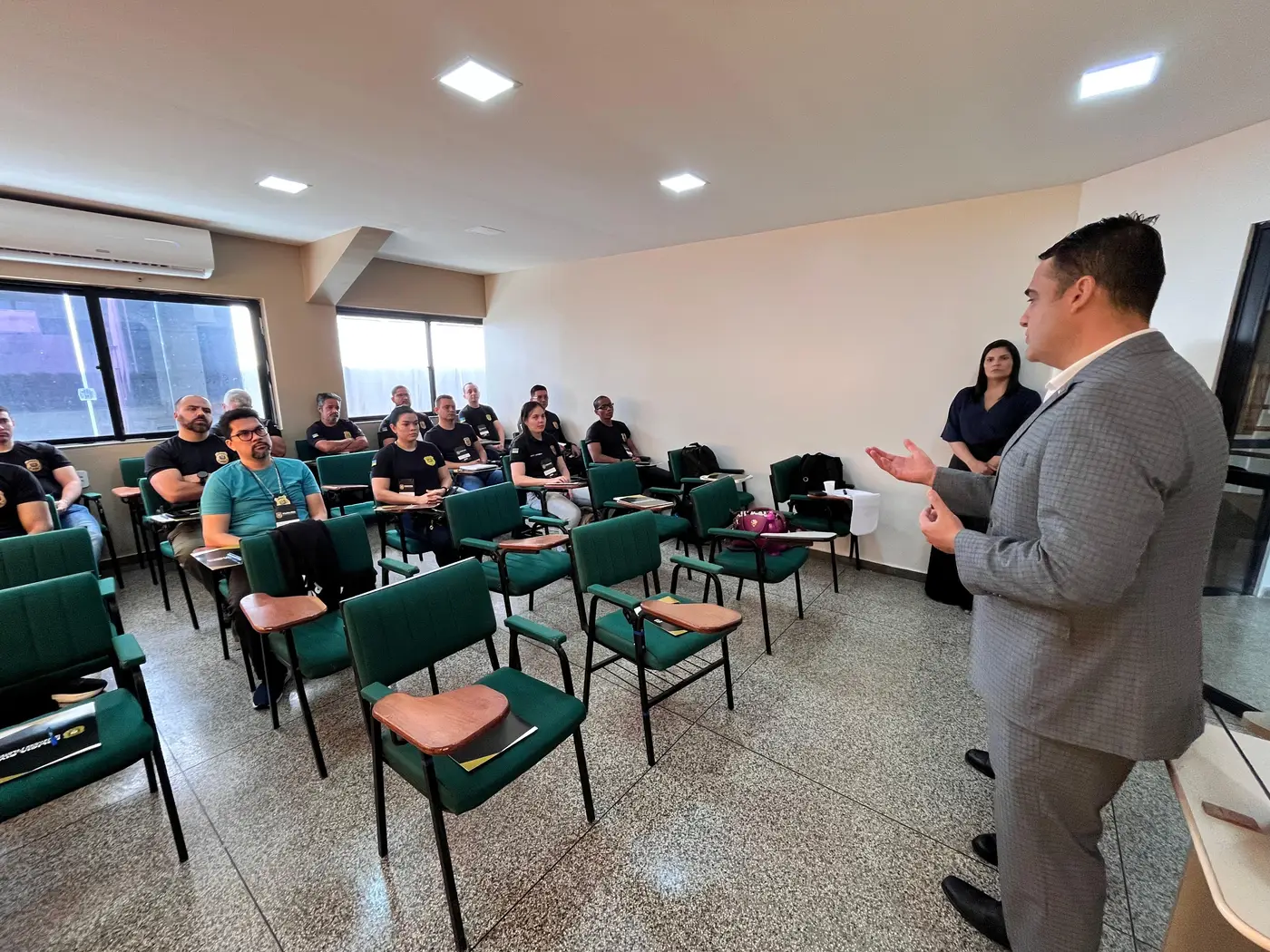 Policiais civis e federais participam da troca de conhecimentos com os oficiais franceses