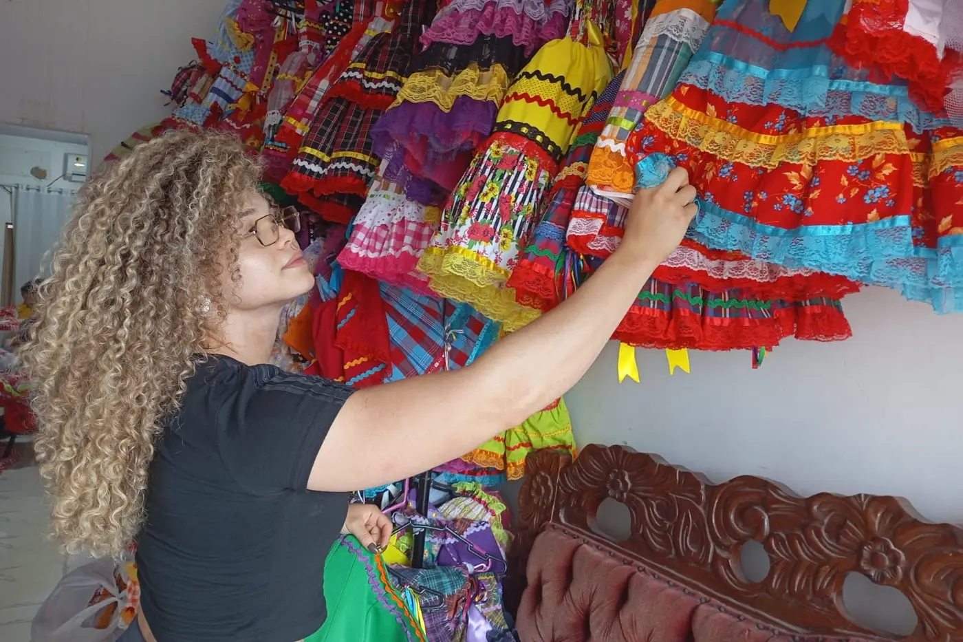 Vestidos rodados, camisas quadriculadas, laços, babados e fitas coloridas ganham espaço no período junino