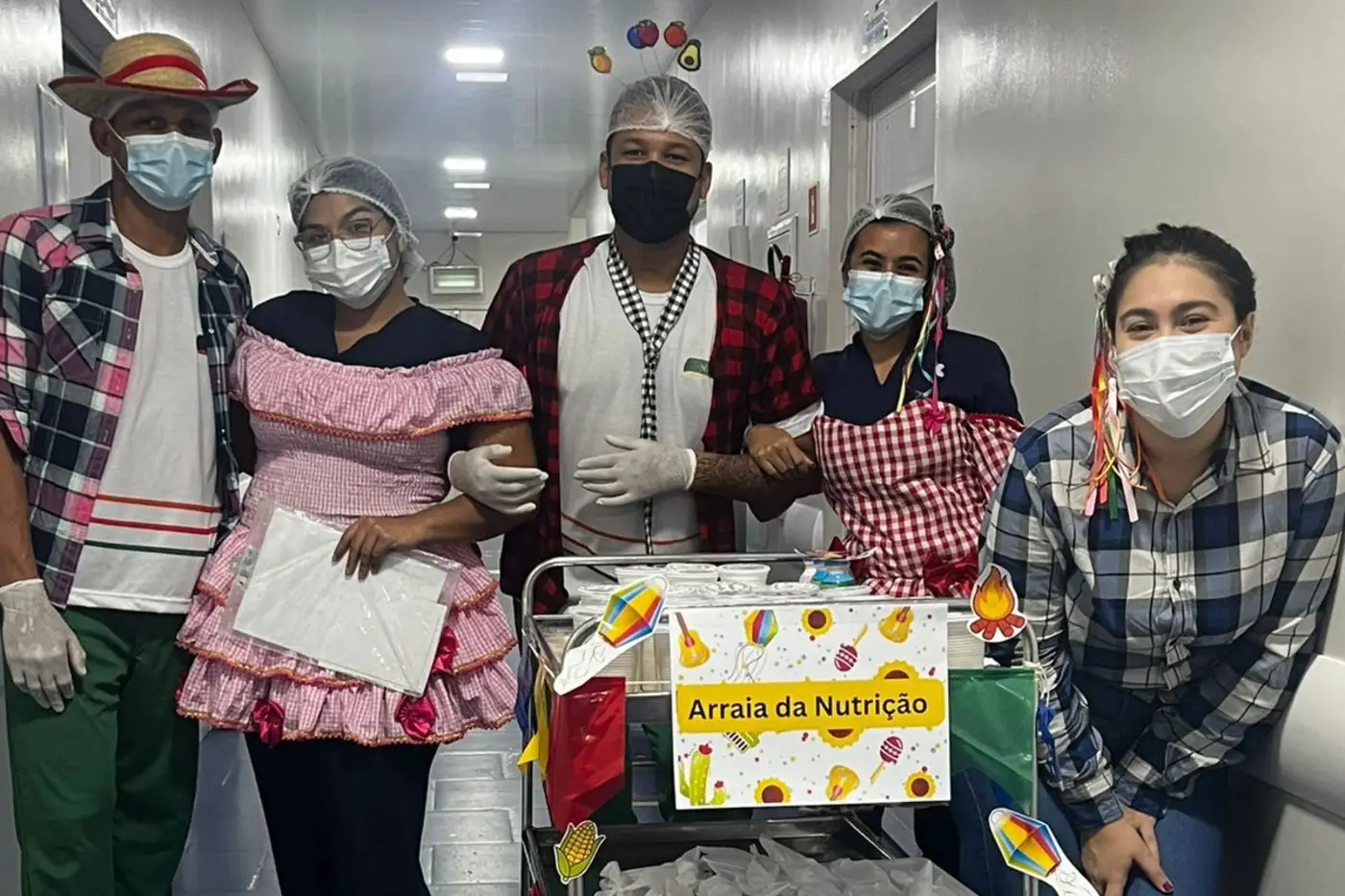 Profissionais de saúde promoveram alegria e bem-estar com roupas temáticas do período junino