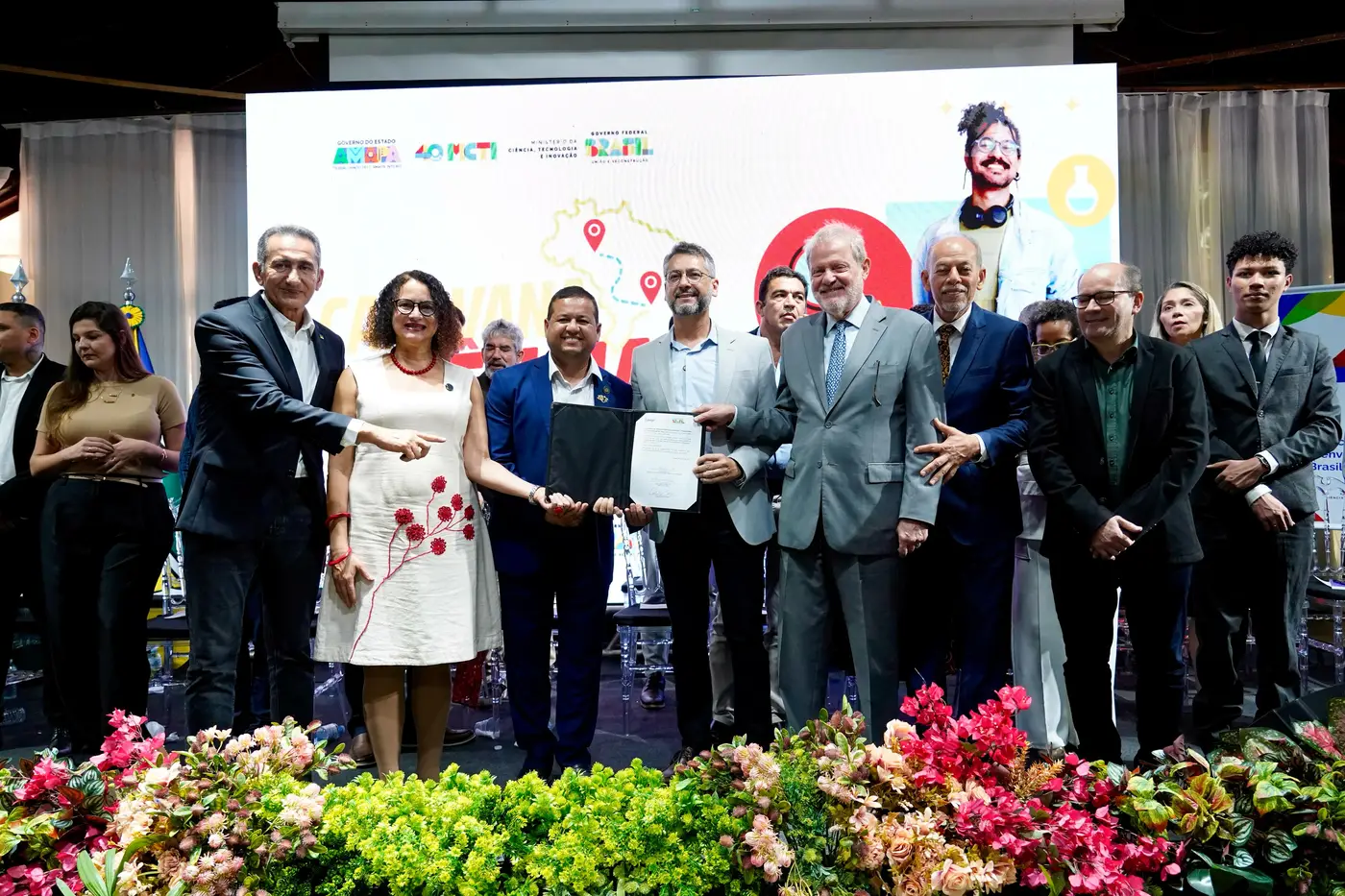 Governador Clécio Luís e ministra Luciana Santos durante anúncio de investimentos em ciência e tecnologia no Amapá