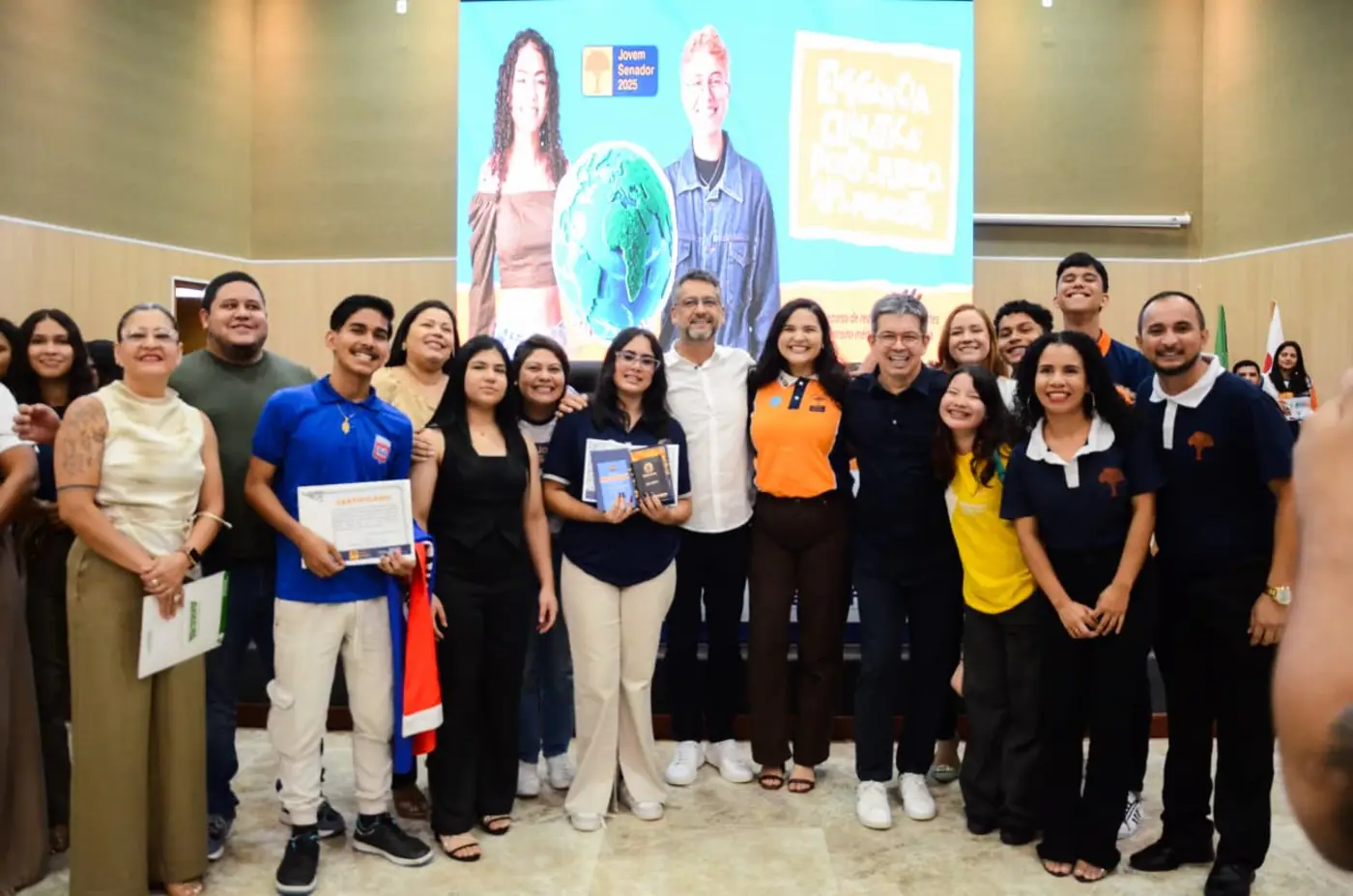 Os três primeiros colocados receberam certificados, kits com 12 livros sobre o Amapá e um exemplar especial do livro Ainda Estou Aqui