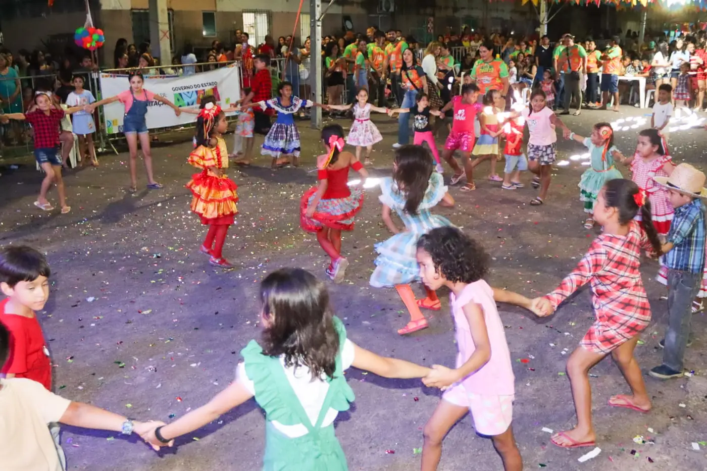 As crianças da comunidade foram as que mais participaram na pista de dança do Arraiá do Residenciá São José