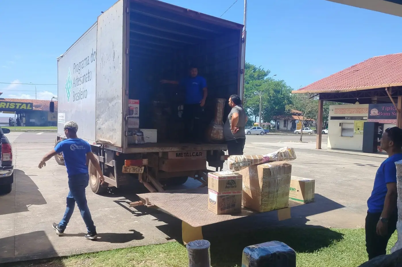 Peças artesanais embarcaram no caminhão baú rumo à 25ª Fenearte, na cidade Olinda, em Pernambuco