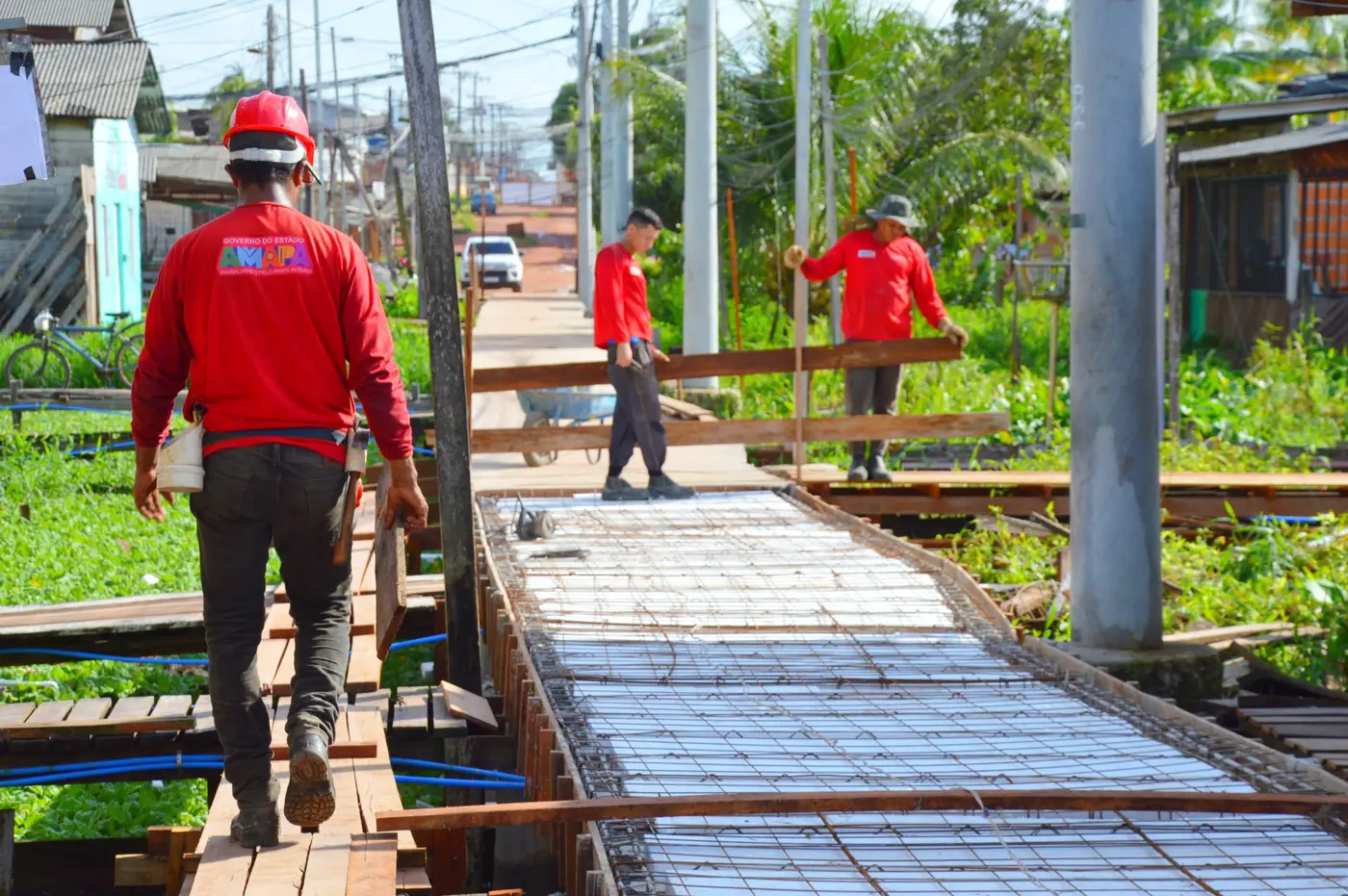 Passarelas são construídas em concreto armado com aço, cada uma com 2 metros de largura