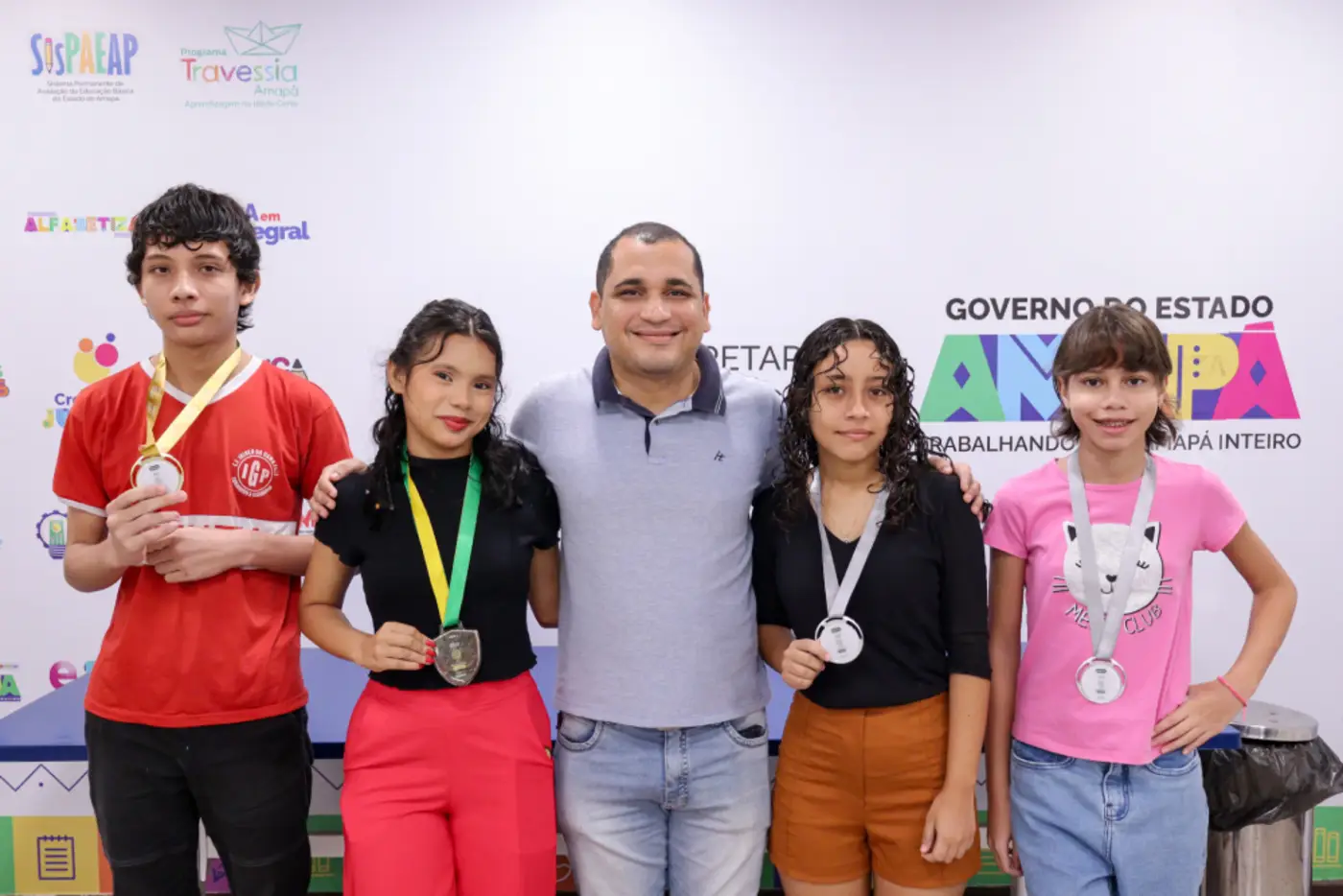 Professor João Gabriel ao lado dos alunos medalhistas da Escola Estadual Irineu Gama Paes