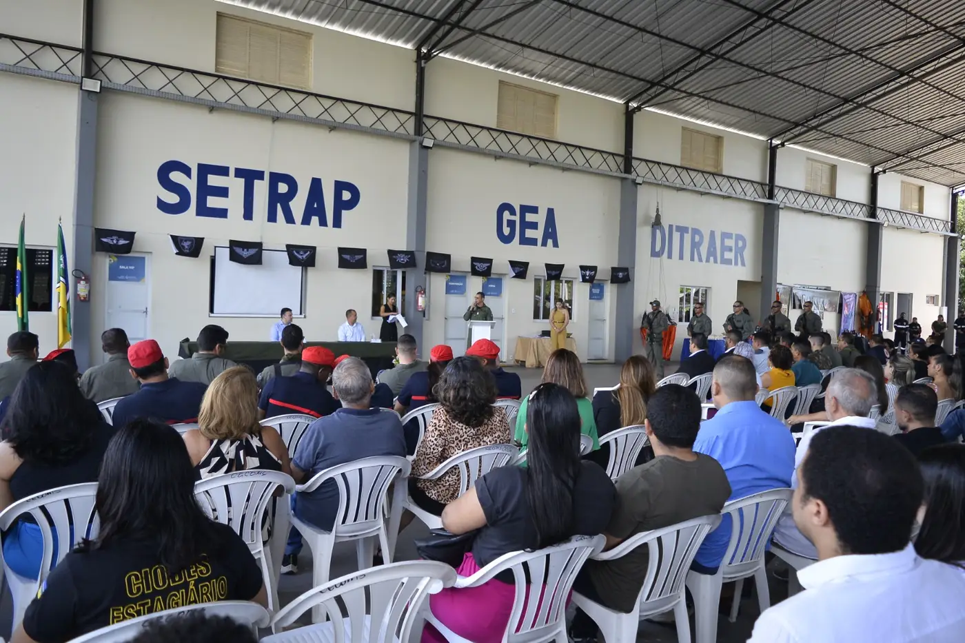 Familiares e amigos dos formandos estiveram presentes na solenidade