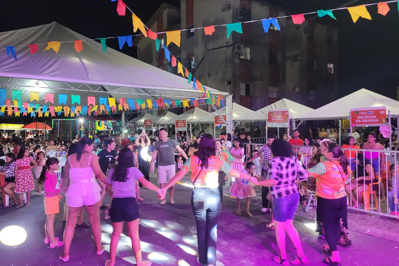 Moradores se divertindo ao som de muita música junina
