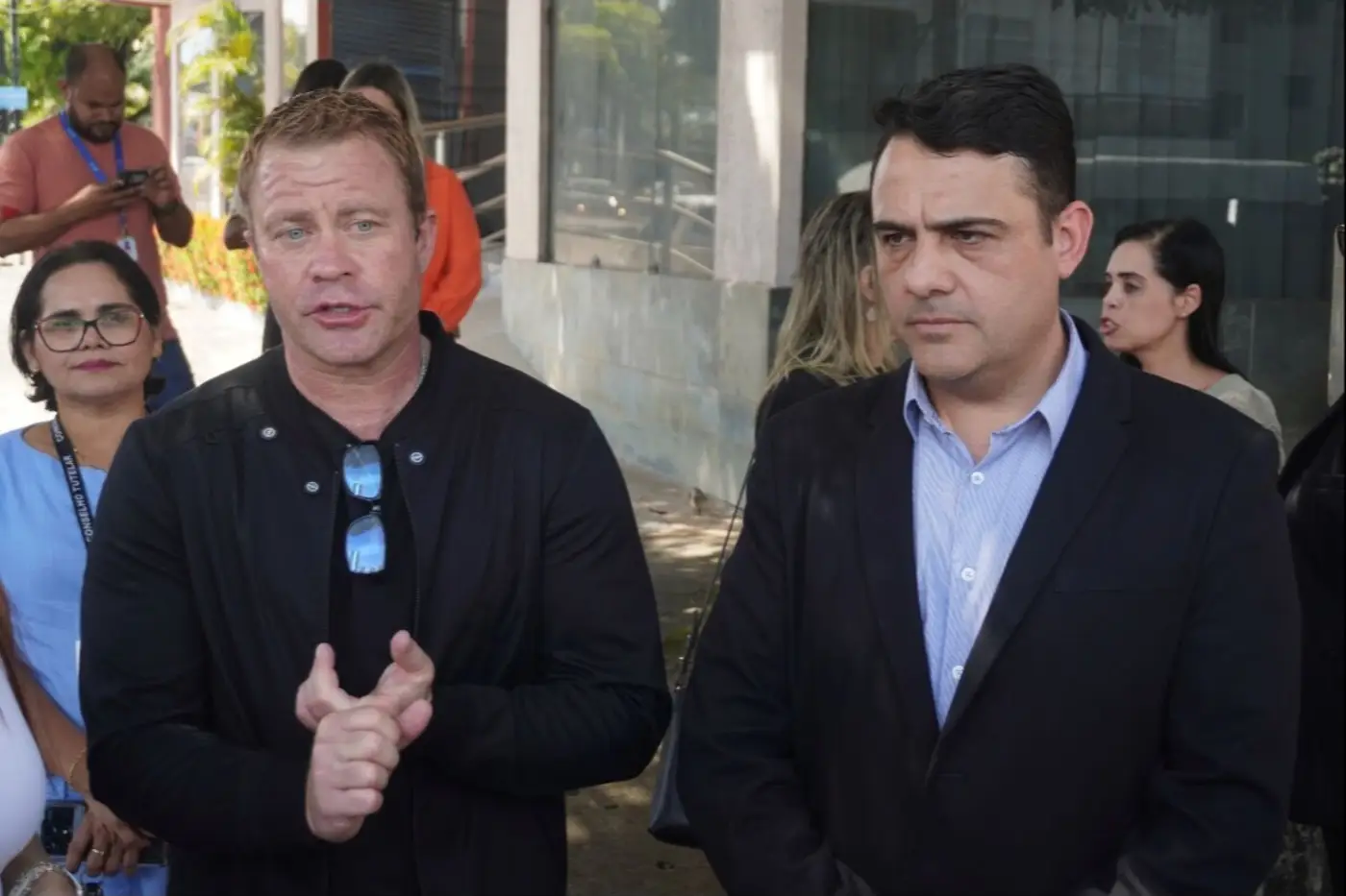 Tim Ballard (à esquerda) junto com o delegado-geral da PC, Cézar Vieira nesta terça-feira, 8
