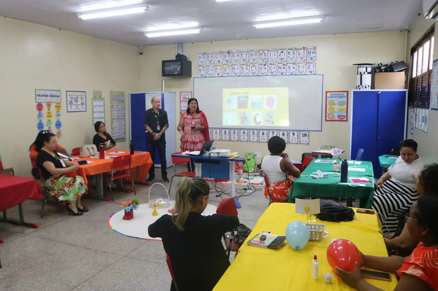 Serão beneficiados mais de 7,7 mil profissionais, pedagogos e especialistas da educação