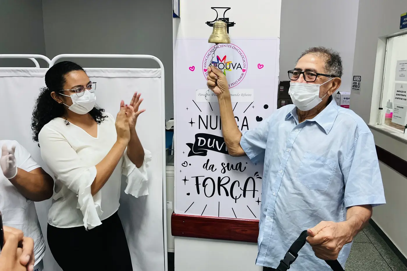 Radialista Aníbal Sérgio toca o sino e celebra vitória contra o câncer com o encerramento da fase de quimioterapia