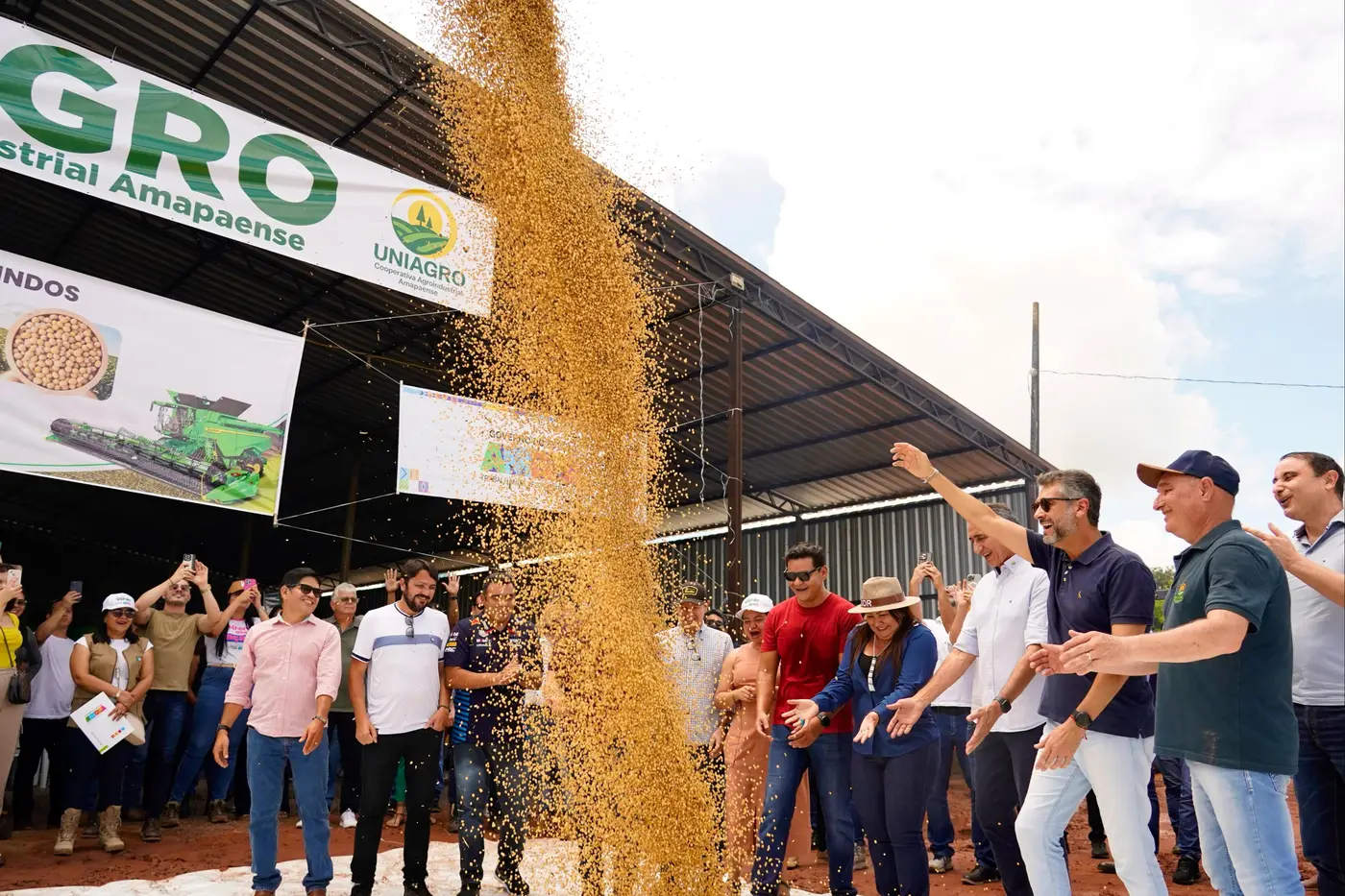 Governador Clécio Luís participa da abertura oficial da Colheita da Soja 2025 na zona rural de Macapá, ao lado de autoridades e produtores