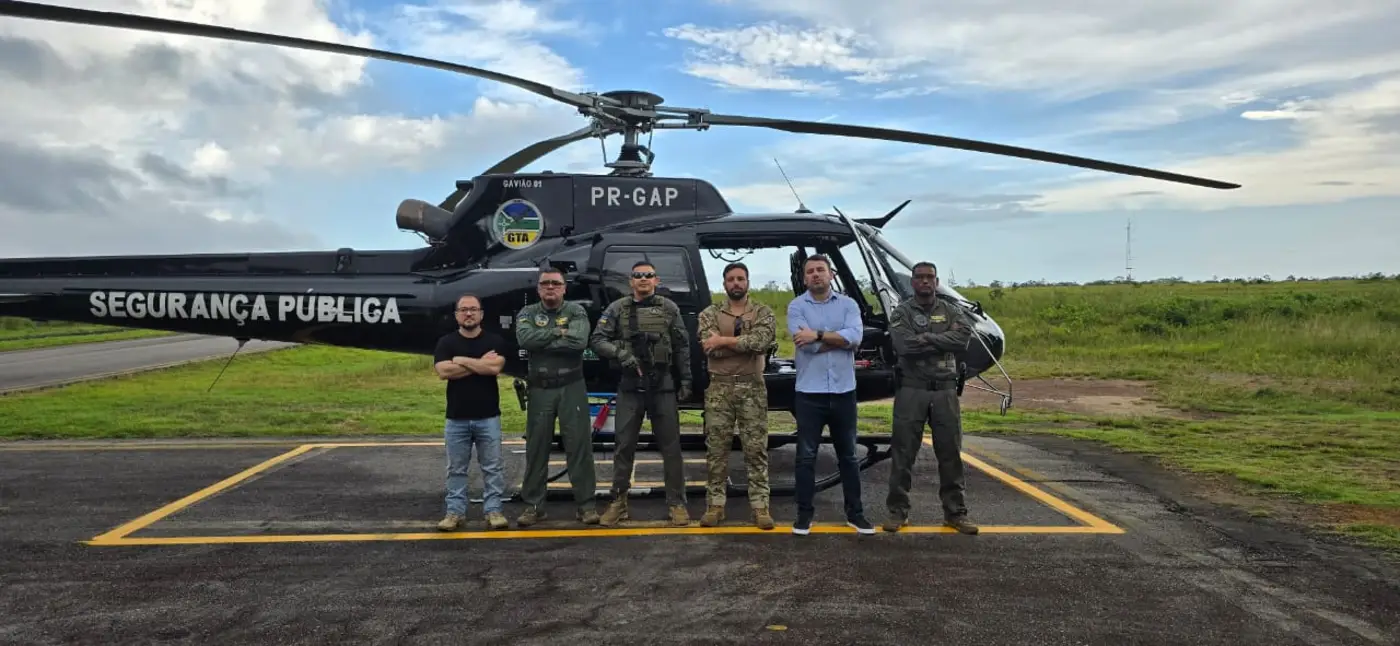 Luiz Carlos Gomes Júnior (na ponta esquerda), diretor-presidente do Iapen, junto à equipe do GTA