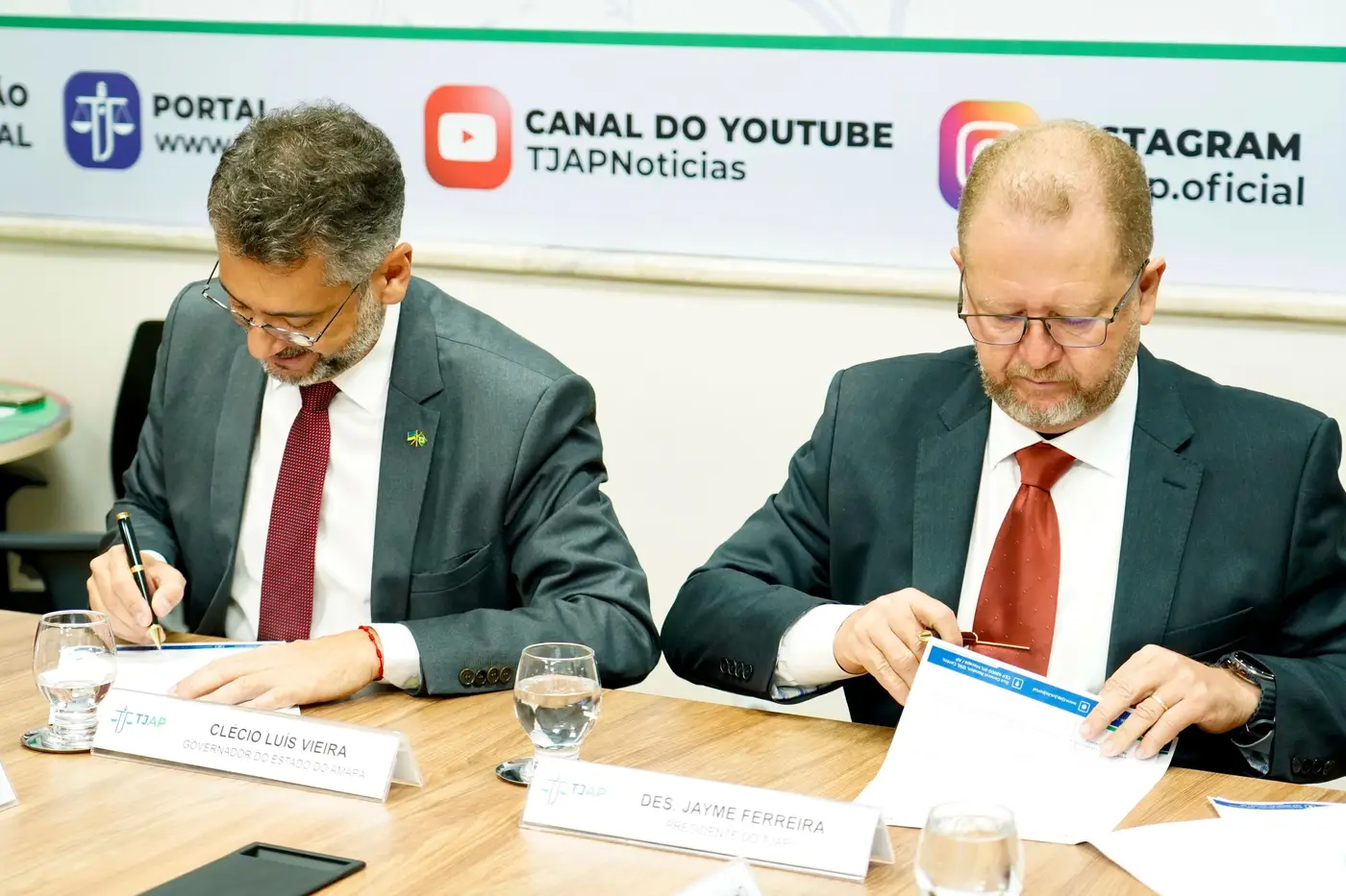 O governador Clécio Luís e o presidente do Tjap, desembargador Jayme Ferreira, assinam o 4º edital de negociação de precatórios
