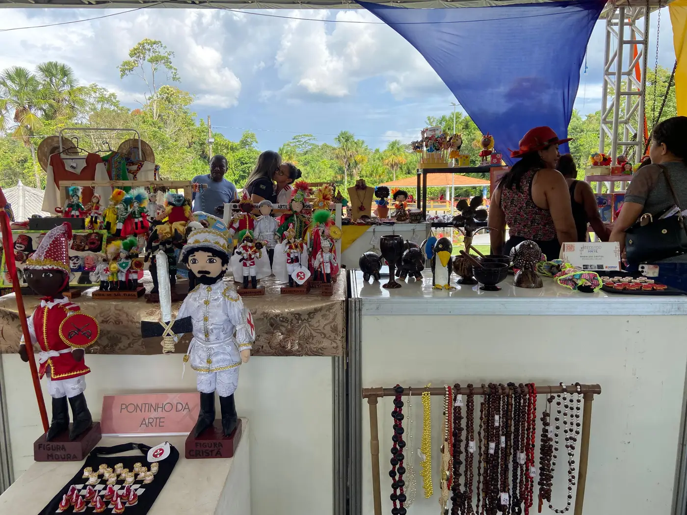 Peças artesanais estão expostas em estruturas montadas pelo Governo do Amapá em Mazagão Velho