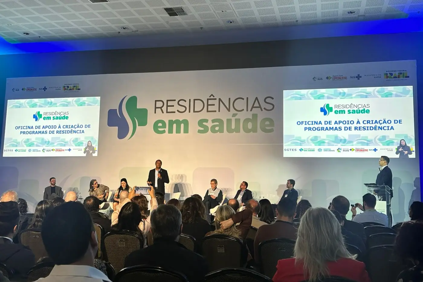 Participantes recebem orientações sobre como criar, credenciar e financiar programas de residência em saúde