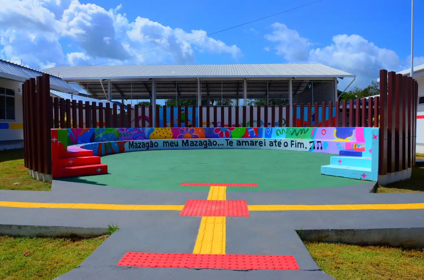 A escola recebe estudantes do ensino fundamental 2 regular