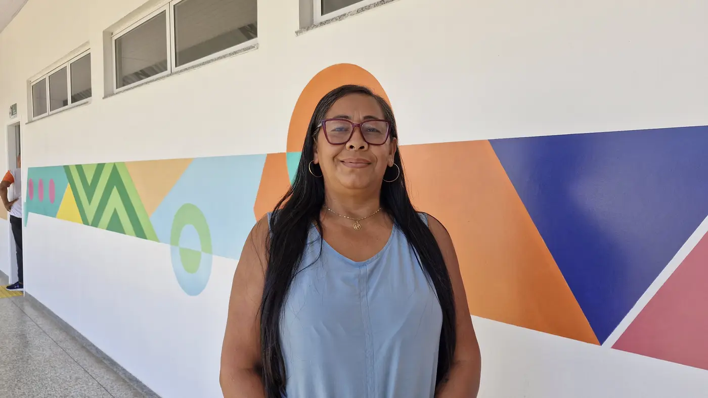 A pedagoga Alciléia comemora o conforto que a reconstrução vai proporcionar