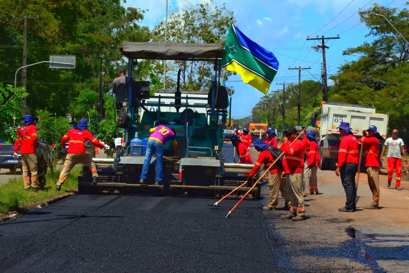 Equipes trabalham diariamente no serviço de recapeamento da Rodovia Josmar Chaves Pinto, em Macapá