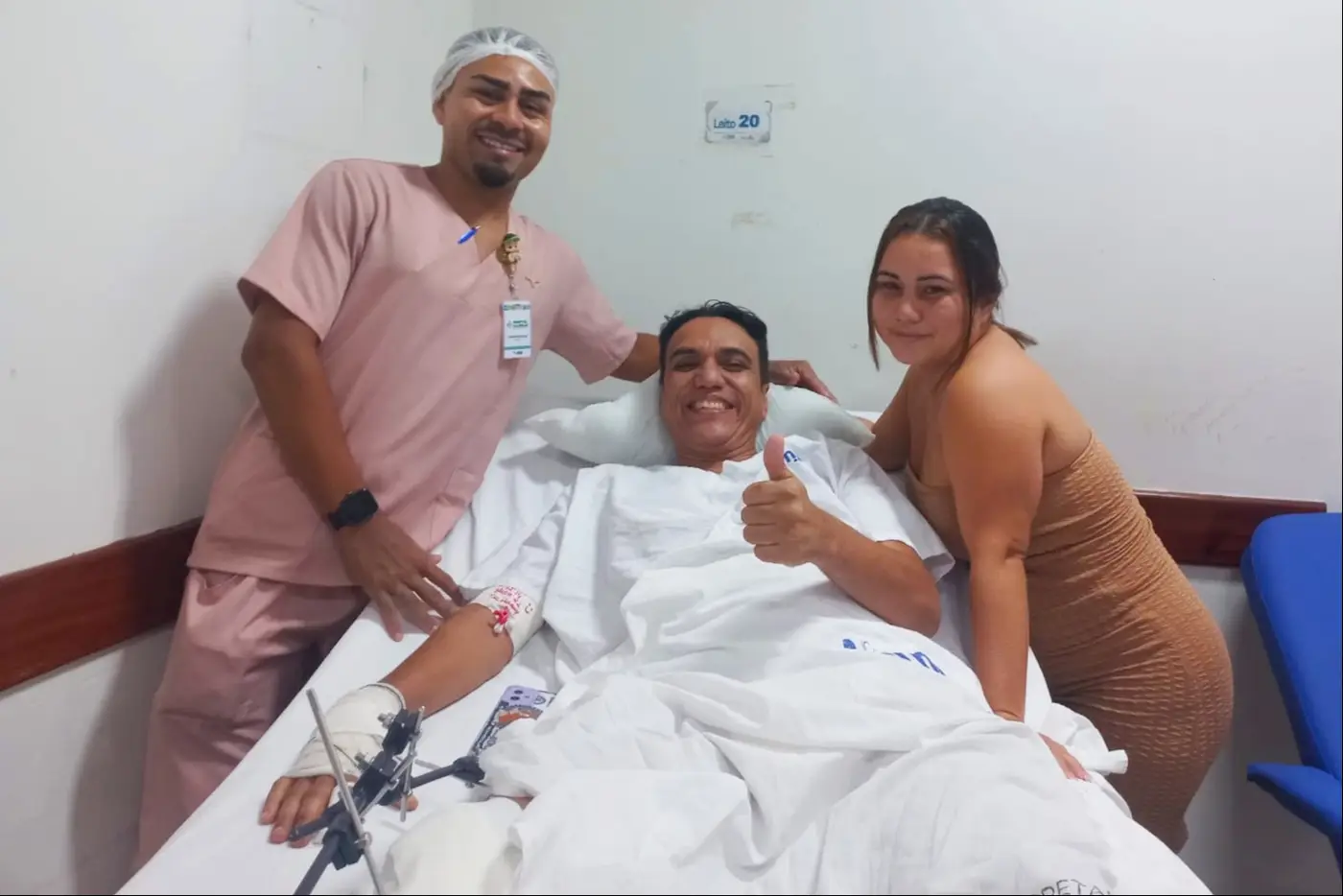 Técnico de enfermagem Klebson Lopes com o paciente Erick Souza e a esposa dele, Nara Guedes