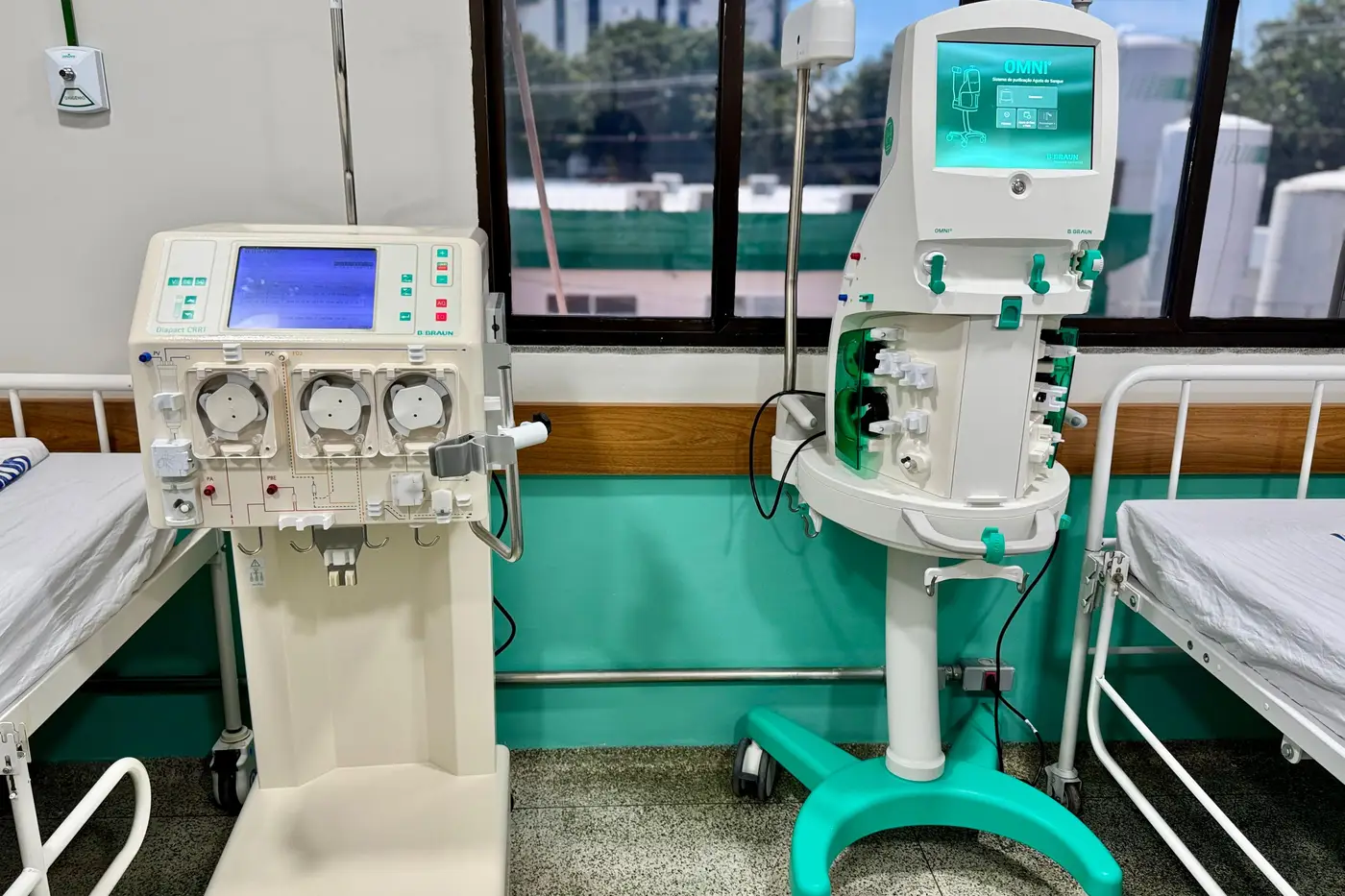 Equipamentos móveis facilitam que o procedimento seja realizado diretamente no leito, sem remoção do paciente
