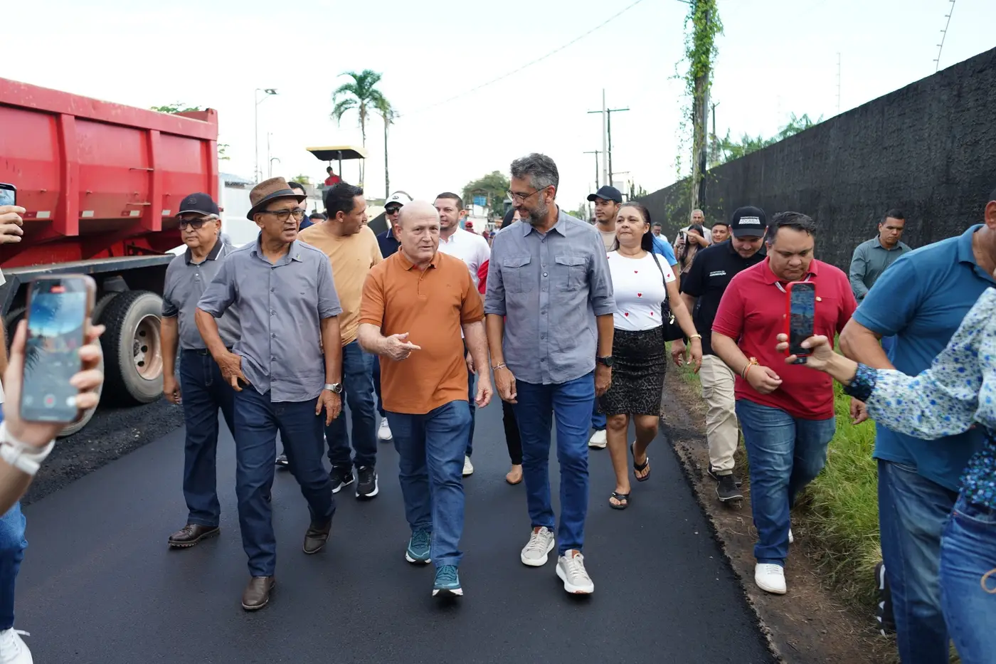 Governador Clécio Luís e comitiva acompanham serviços de pavimentação em Santana