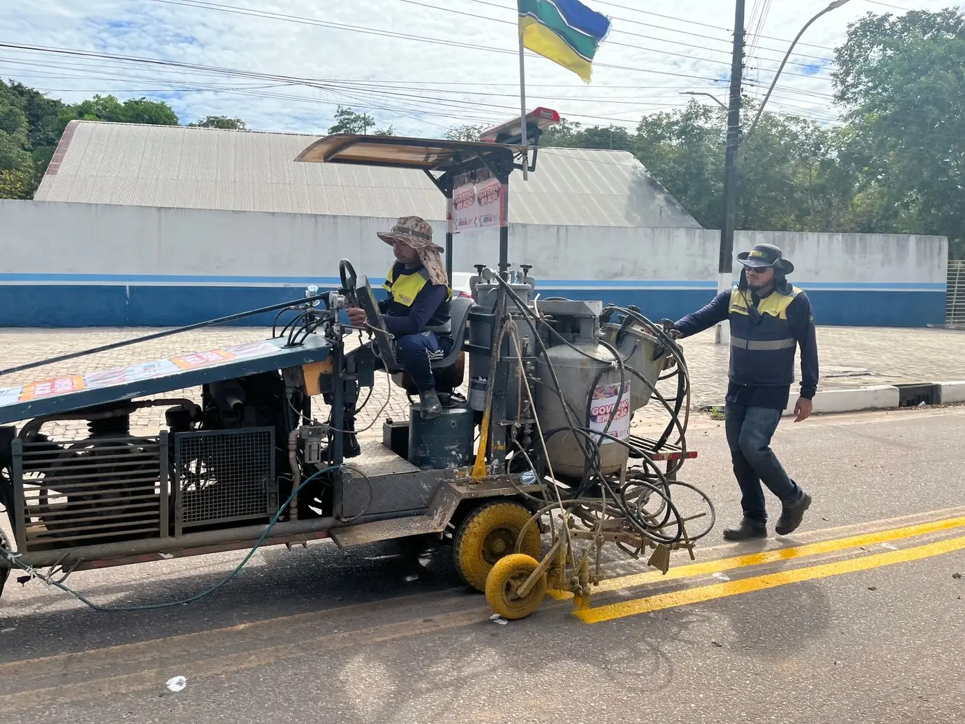 Ruas e avenidas da cidade estão recebendo sinalizações vertical e horizontal, serviço é executado pelo Detran/AP