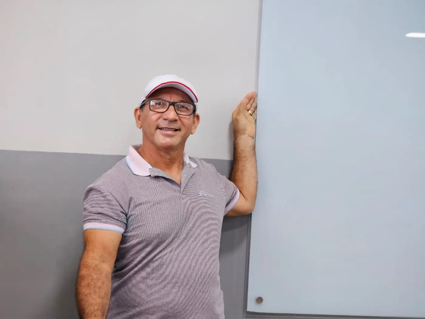 O professor Ademar Brito, que atua há 10 anos na Escola Estadual Ruth de Almeida Bezerra