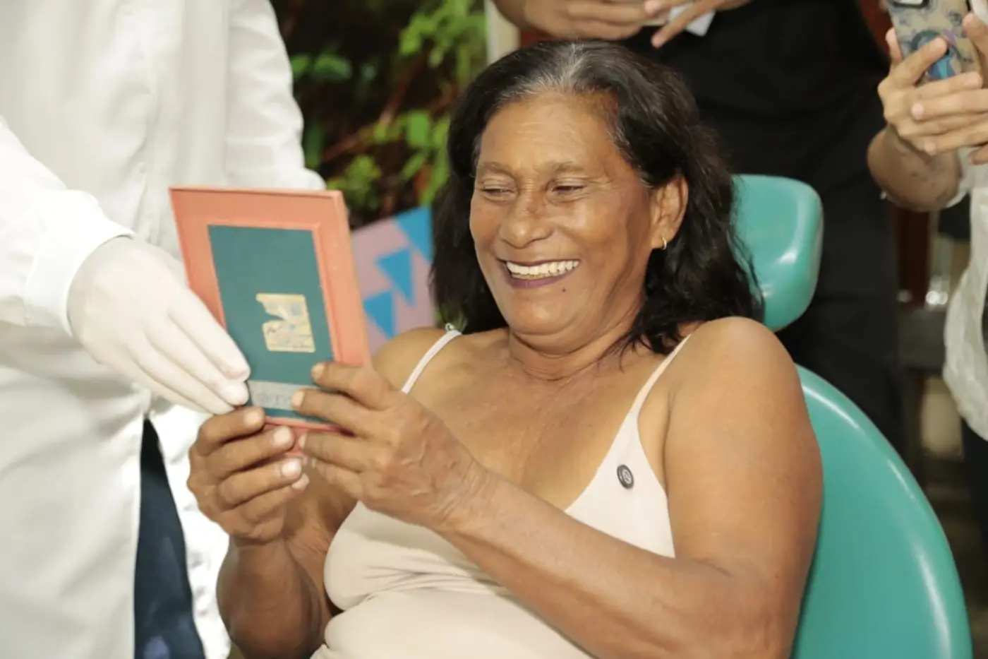 Dona Maria Jane Costa, de 59 anos, recebeu sua tão sonhada prótese dentária. O momento foi celebrado com alegria e gratidão