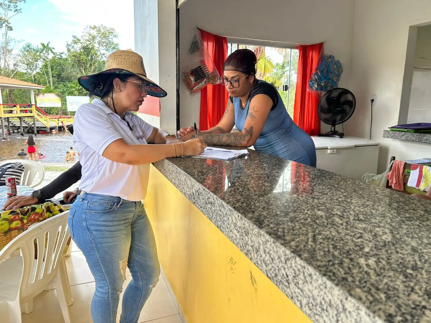 Equipe da Secretaria de Estado do Trabalho e Empreendedorismo na aplicação da pesquisa durante a Festa de São Tiago