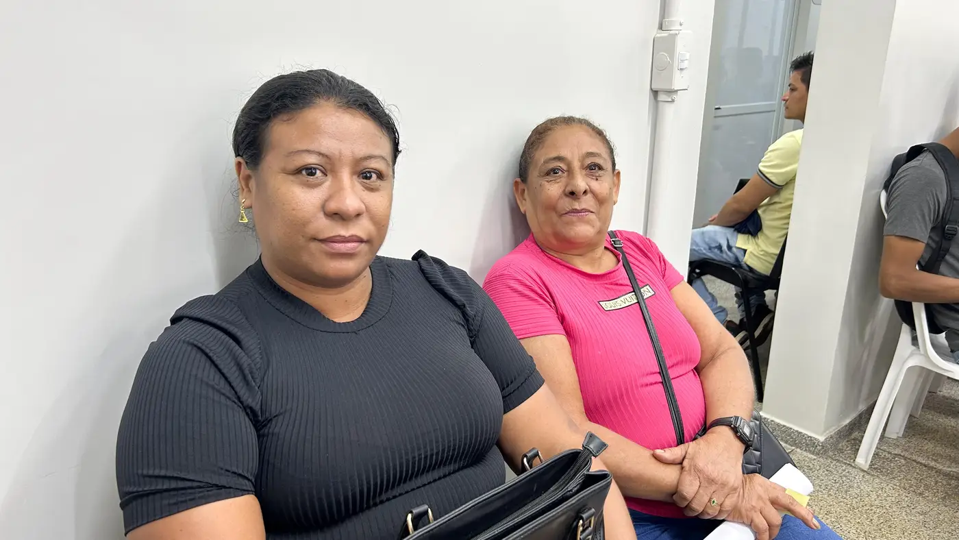 Maria Nilce (rosa), de 64 anos, na companhia da filha Mariana Gomes Costa, aproveitou a ação para conseguir uma vaga de emprego