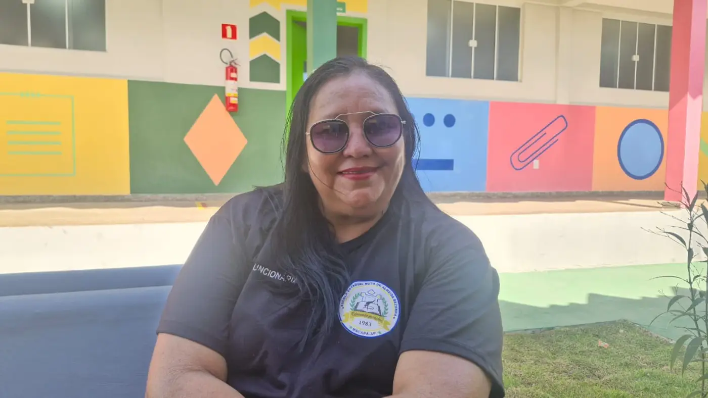 A inspetora, e também mãe de estudante, Maria Jucileide da Costa, celebra a nova escola Ruth Bezerra