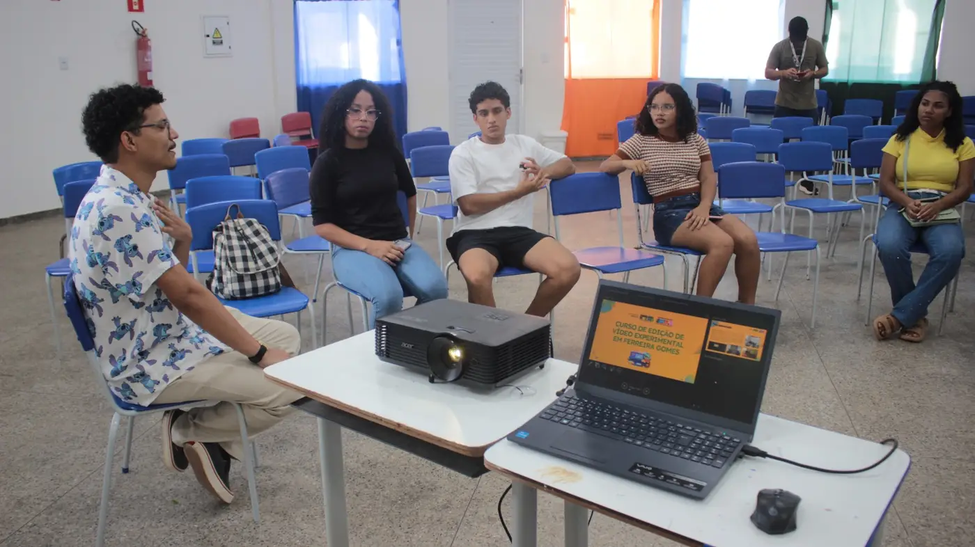 Foi apresentados aos estudantes o software Profissional em edição de vídeo, Adobe Premiere