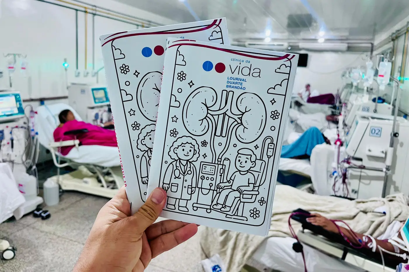Cartilha reúne atividades como pintura, caça-palavras, charadas e ilustrações de personagens representando pacientes