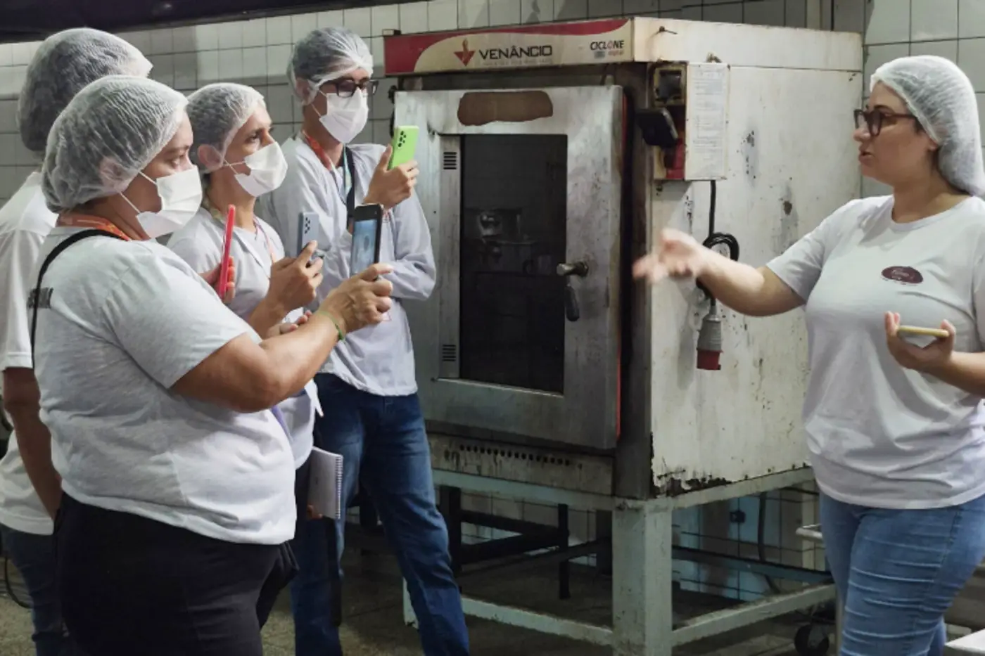 Estudantes de gastronomia acompanham, na prática, o funcionamento de uma cozinha industrial no Restaurante Universitário da Unifap