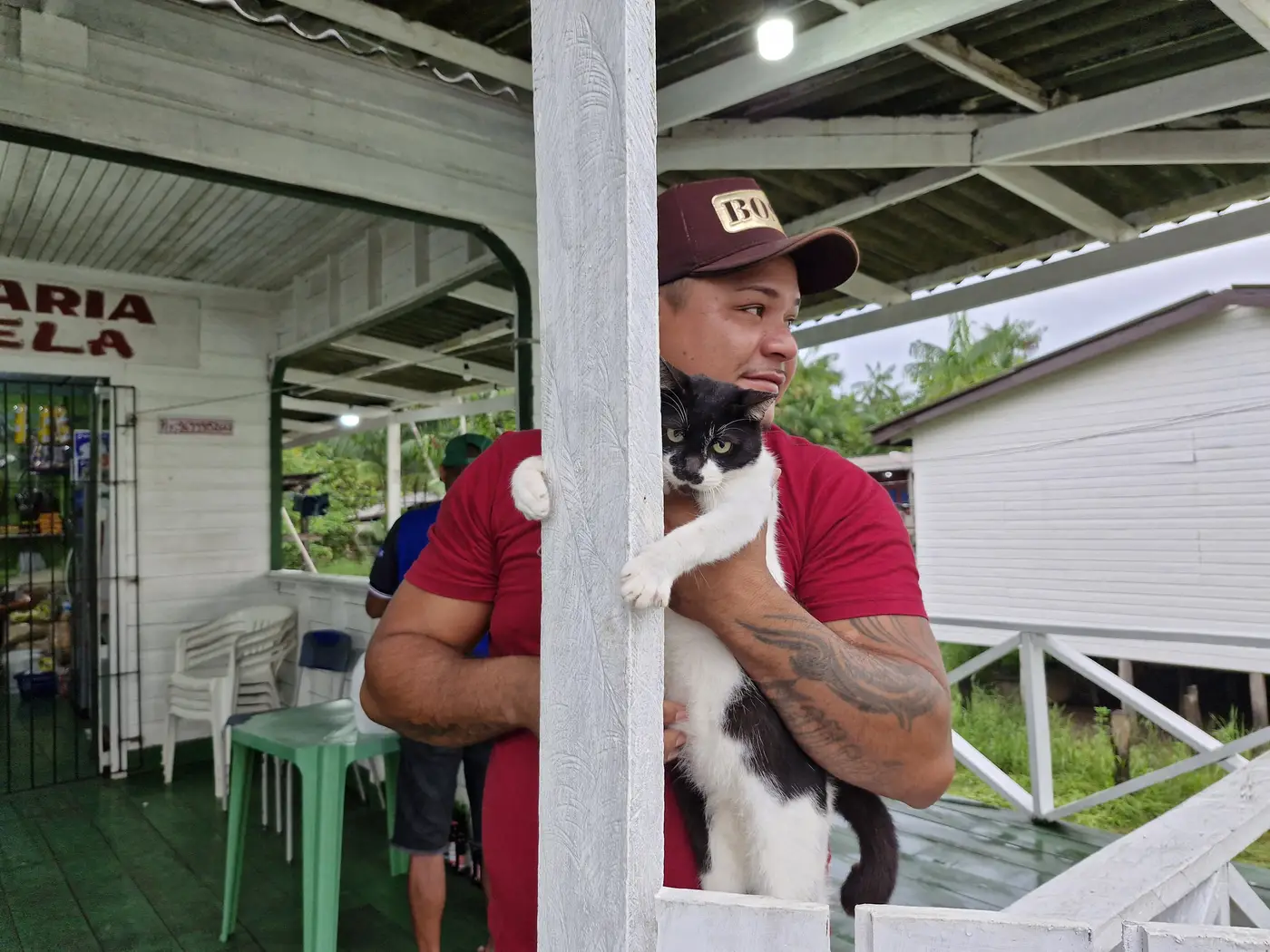 Morador Ney Costa com um dos animais de estimação
